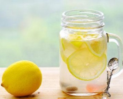 柠檬水的功效与作用 快喝点柠檬水来美容养颜！
